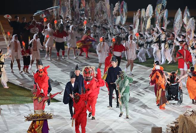 개회식 공연 모습. 아이치 지역의 전통 축제를 주제로 삼았다. 내레이션은 시각장애인 배우 겸 극작가 세키바 리오가 맡았고, 극중 목소리 연기는 장애인들과 장애가 있는 형제를 둔 어린이들이 참여했다. /연합뉴스