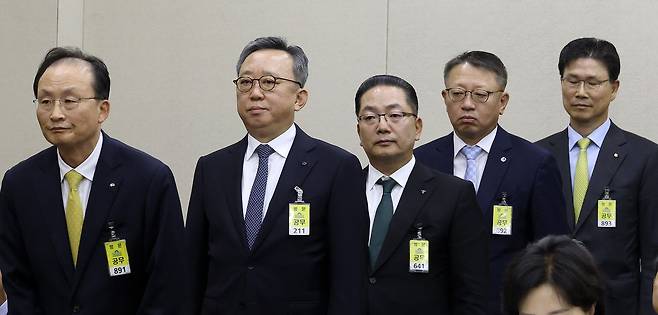 이환주(왼쪽부터) KB국민은행장과 정상혁 신한은행장·이호성 하나은행장·정진완 우리은행장·강태영 NH농협은행장이 19일 국회 정무위원회에서 열린 금융감독원 등에 대한 국정감사에서 선서를 마친 뒤 자리에 앉고 있다.ⓒ연합뉴스