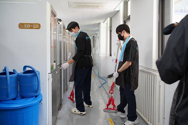 ‘반려마루 여주’를 찾은 의료봉사단이 견사를 청소하고 있다. 사진제공=넬동물의료센터