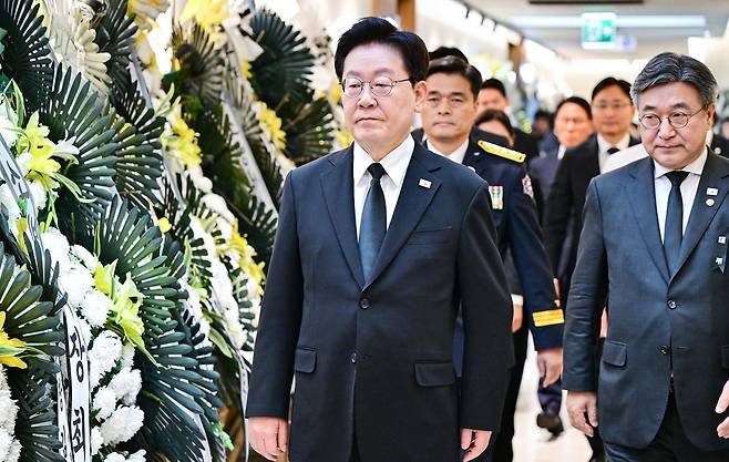이재명 대통령이 17일 부천 공장 화재 순직 소방대원을 조문하기 위해 경기 순천향대학교 부천병원 장례식장 빈소로 들어서고 있다. 2026.10.17 청와대사진기자단