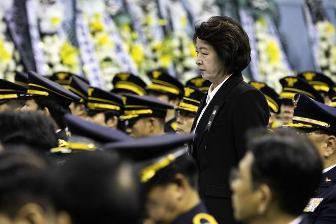 추미애 경기도지사가 19일 오전 경기 부천시 부천체육관에서 엄수된 고 김진석 소방위 영결식에 참석하고 있다. 사진공동취재단