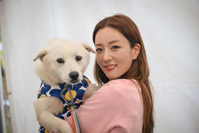 그룹 에이핑크 윤보미가 18일 서울 영등포구 여의도 한강공원 너른마당에서 열린 '2026 서울 동물행복페스타'에서 유기견 '럭키'와 기념 촬영을 하고 있다. 정다빈 기자