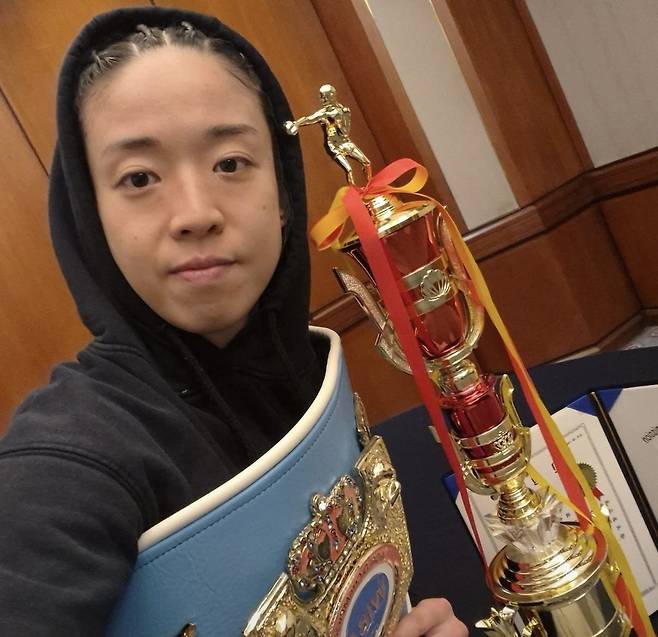 여성국제복싱협회(WIBA) 여자 미니멈급(47.6㎏) 챔피언에 등극한 서려경. 사진=서려경 SNS