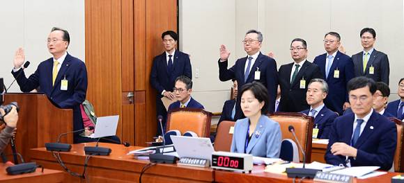 (왼쪽부터)이환주 KB국민은행장-정상혁 신한은행장-이호성 하나은행장-정진완 우리은행장-강태영 NH농협은행장 19일 오후 서울 여의도 국회에서 진행된 정무위원회 금융감독원 등 국정감사에 증인으로 출석해 선서하고 있다. [사진=정소희 기자]