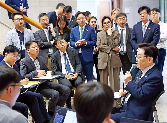 이재명 대통령이 19일 청와대 춘추관에서 기자들과 간담회를 하고 있다. 이 대통령은 “주식시장 정상화를 위해 정책적으로 무엇을 해야 하는지 계속 체크하고 있고 조만간 종합적인 보고를 받을 예정”이라고 했다.  김범준 기자