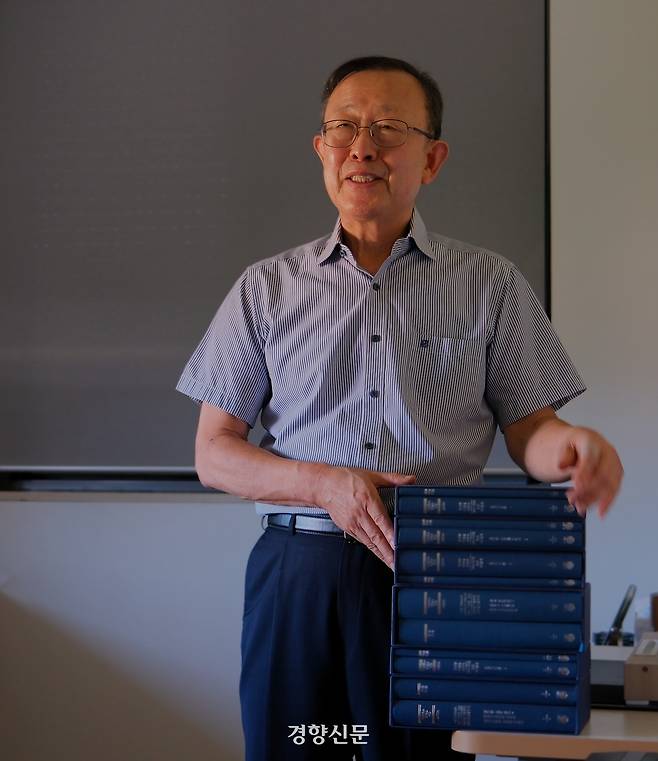 강신준 동아대 명예교수는 15년간 마르크스·엥겔스 전집(MEGA) 번역에 매달렸다. 한국연구재단 연구 과제에 탈락하면서 이 번역 작업은 사실상 끝났다. 계획한 79권 중 3권(6책)을 출간했다. 11권(17책) 번역 초고가 완성됐다. 그는 출간 여부와 상관없이 계속 번역과 교열 작업을 하겠다고 했다. 지난 9월21일 경기도 용인 자택에서 출간 책들(부록 포함)을 쌓아두고 촬영했다.  김종목 기자