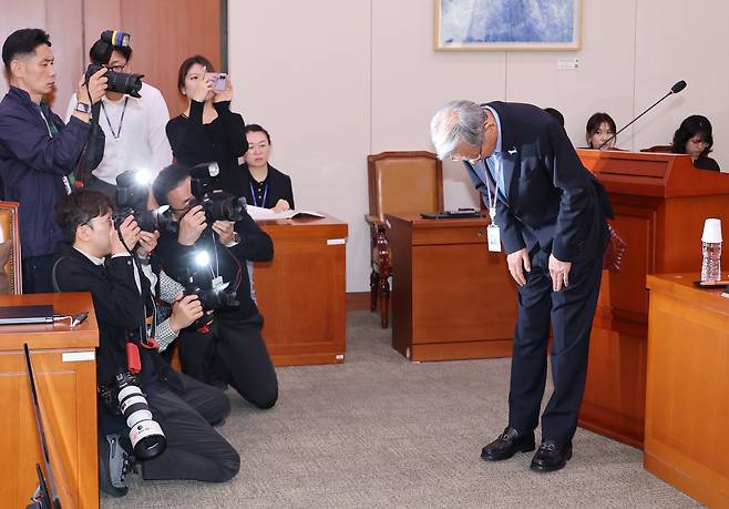 National Museum of Korea Director You Hong-june bows in apology before the National Assembly audit session in Yeouido, western Seoul, on Oct. 19. YONHAP
