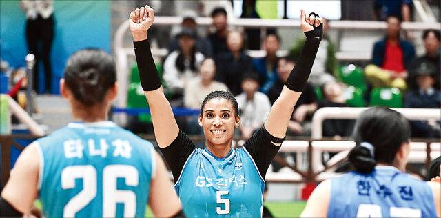 GS칼텍스의 지젤 실바가 18일 전남광주 여수시 진남체육관에서 열린 2026 여수·NH농협컵 프로배구대회 여자부 결승에서 한국도로공사를 꺾은 뒤 두 팔을 번쩍 들며 기뻐하고 있다. 한국배구연맹 제공