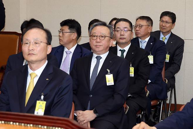 19일 오후 서울 여의도 국회에서 열린 정무위원회의 금융감독원 등에 대한 국정감사에서 이환주 KB국민은행장과 정상혁 신한은행장, 이호성 하나은행장, 정진완 우리은행장, 강태영 NH농협은행장(앞줄 왼쪽부터)이 출석하고 있다.   이승환 기자