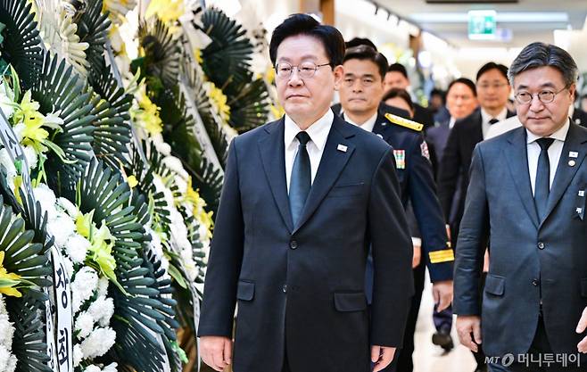 (부천=뉴스1) 허경 기자 = 이재명 대통령이 17일 부천 공장 화재 순직 소방대원을 조문하기 위해 경기 순천향대학교 부천병원 장례식장 빈소로 들어서고 있다. (청와대통신사진기자단) 2026.10.17/뉴스1  Copyright (C) 뉴스1. All rights reserved. 무단 전재 및 재배포,  AI학습 이용 금지. /사진=(부천=뉴스1) 허경 기자