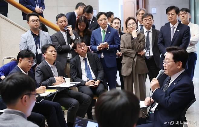 [서울=뉴시스] 조성봉 기자 = 이재명 대통령이 19일 청와대 춘추관을 방문해 기자들과 간담회를 하고 있다. 2026.10.19. suncho21@newsis.com