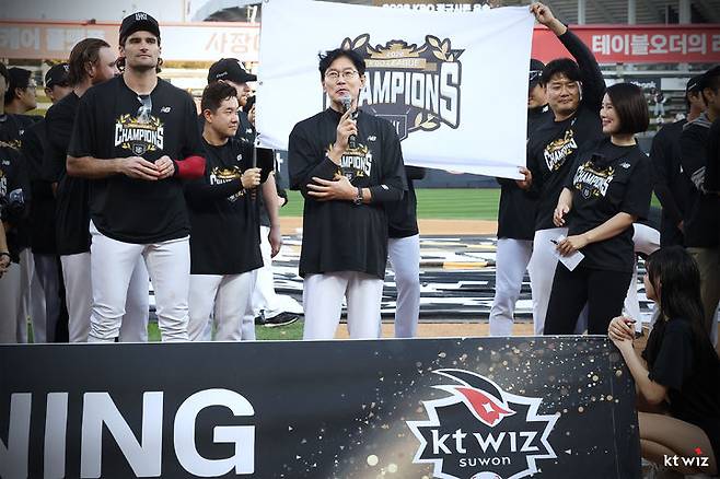 [서울=뉴시스] 5일 오후 경기 수원시 장안구 KT위즈파크에서 열린 '2026 신한 SOL 뱅크 KBO리그' 롯데 자이언츠와 KT 위즈의 경기 종료 후 정규시즌 우승을 확정 지은 KT 이강철 감독이 소감을 말하고 있다. (사진=KT위즈 제공). 2026.10.05. photo@newsis.com *재판매 및 DB 금지