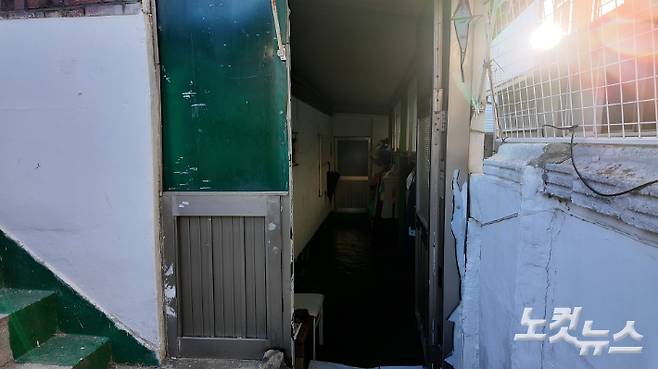 레데리 씨 가족이 거주하는 인천 서해구의 한 반지하 주택. 고성민 기자