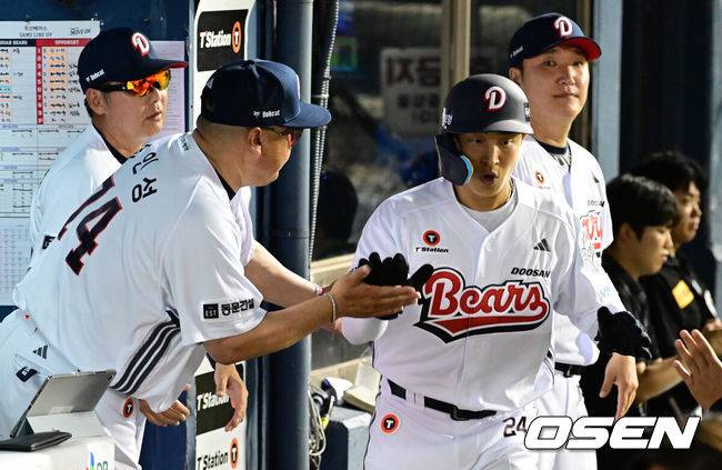 [OSEN=지형준 기자] 프로야구 삼성 라이온즈가 잠실 원정 첫날 완승을 거뒀다.삼성은 24일 실야구장에서 열린 2026 신한 SOL KBO리그 두산 베어스와 원정 경기에서 15-4 완승을 거뒀다. 새 외국인 투수 크리스 페덱이 호투를 펼쳤고, 타자들은 두산 선발 최민석을 완전히 무너뜨렸다.&nbsp;8회말 1사 3루에서 두산 손아섭이 김기연의 1타점 우전 적시타에 득점에 성공하며 김원형 감독, 조인성 코치와 하이파이브를 하고 있다. 2026.07.24 / jpnews@osen.co.kr