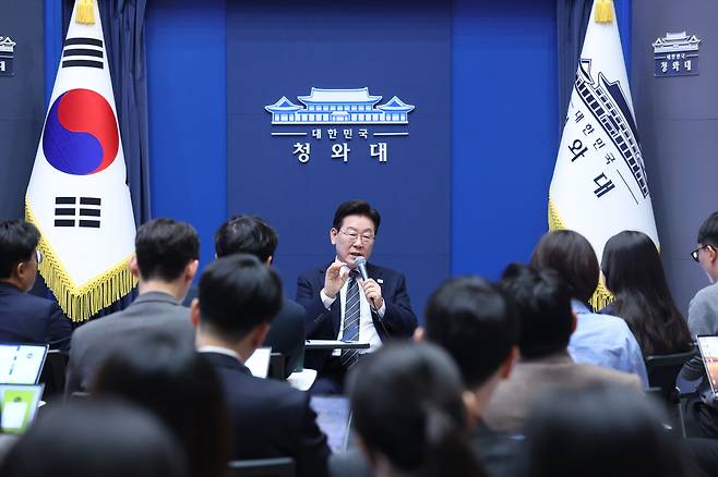 이재명 대통령이 19일 언론인들의 취재 공간인 청와대 춘추관 로비에서 기자들과 간담회를 하고 있다.&nbsp; &nbsp;&nbsp;청와대통신사진기자단