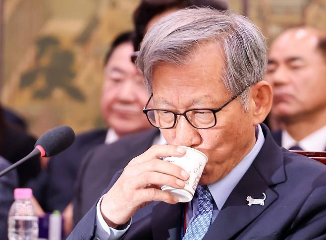 유홍준 국립중앙박물관장이 19일 국회 국정감사에서 목을 축이고 있다. 연합뉴스