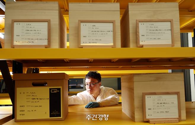 길해용 스위퍼스 대표가 10월 12일 사무실에서 고인들의 유품을 담아 보관하는 상자를 정리하고 있다. 김정근 선임기자
