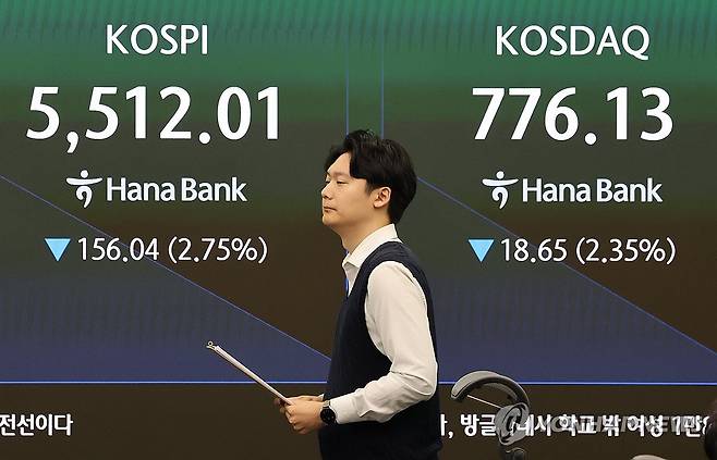 코스피, 3.2% 급락한 5,488 개장 (서울=연합뉴스) 이진욱 기자 = 19일 서울 중구 하나은행 본점 딜링룸 전광판에 코스피와 코스닥 지수가 표시돼 있다. 이날 코스피는 3% 넘게 급락하며 출발했으나 장 초반 낙폭을 줄이고 있다. 2026.10.19 cityboy@yna.co.kr