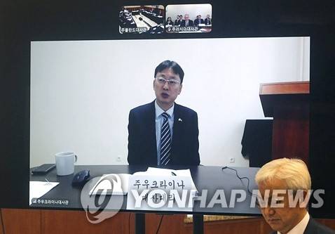 윤지완 주우크라이나 대사대리, 외통위 국감 화상 답변 (바르샤바=연합뉴스) 김계연 특파원 = 윤지완 주우크라이나 공사참사관이 18일(현지시간) 폴란드 바류샤바 주폴란드 대사관엣ㅓ 열린 국회 외교통일위원회의 국정감사에서 화상으로 답변하고 있다. 아래 오른쪽은 태준열 주폴란드 대사. 2026.10.19 dada@yna.co.kr