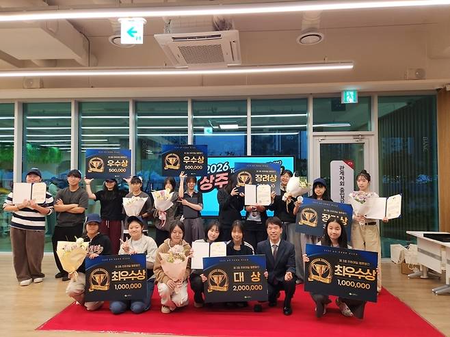 ▲ 상주시립도서관에서 17일부터 18일까지 열린 '2026 상주 만화·웹툰 페스티벌' 대회에서 대상을 수상한 한국애니메이션고등학교 '신너까' 팀(앞줄·가운데) 등 수상 7개팀이 수상한 뒤 이건희 행정복지국장(앞줄·두번째)과 기념촬영하고 있다. 상주시 제공