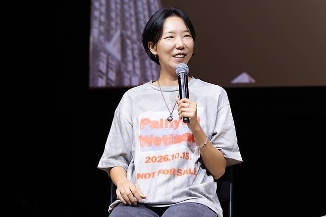 감정원 감독은 뉴욕 현지에서 영화가 상영된 것에 대해  대구의 한 장소에서 출발한 영화가 먼 타국에서 누군가의 고향과 기억을 불러내고, 그 기억으로 사람들이 연결되는 경험이 특별했다고 소감을 전했다. 지난 15일(현지시각) 제1회 뉴욕한국독립영화제 개막식에서 개막작 별과 모래 상영 후 진행된 관객과의 대화(GV)에서 감정원 감독이 답변하는 모습. ⓒLou Aguilar