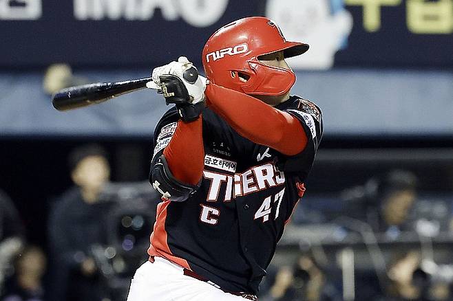 20일 서울 잠실야구장에서 열린 2026 KBO 포스트시즌 준플레이오프 LG 트위스와 KIA 타이거즈의 3차전 경기, 2회초 선두 타자 KIA 나성범이 솔로 홈런을 치고 있다. 뉴시스