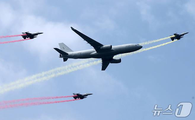 지난 1일 충남 계룡대 활주로에서 열린 제78주년 국군의 날 기념식 미디어데이에서 KC-330 시그너스 다목적공중급유수송기, F-16이 공중 분열을 하고 있다.2026.10.1 ⓒ 뉴스1 김기태 기자