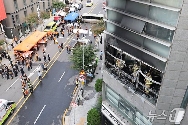 20일 서울 강남구 역삼동 화재가 발생한 한 상가에서 소방대원들이 화재현장을 살펴보고 있다. 2026.10.20 ⓒ 뉴스1 김도우 기자