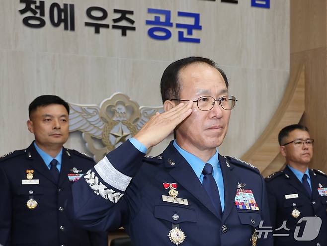 손석락 공군참모총장이 20일 충남 계룡대에서 열린 국회 국방위원회의 공군본부에 대한 국정감사에서 거수경례를 하고 있다. 2026.10.20 ⓒ 뉴스1 김기태 기자