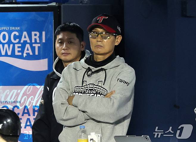 염경엽 LG트윈스 감독이 20일 오후 서울 잠실야구장에서 열린 프로야구 2026 신한 SOL KBO 포스트시즌 준플레이오프 3차전 KIA 타이거즈와 LG 트윈스의 경기를 지켜보고 있다. 2026.10.20 ⓒ 뉴스1 박지혜 기자