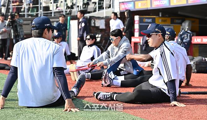 한화에서 두산으로 전격 트레이드 된 손아섭(오른쪽)이 14일 문학구장에서 열리는 2026 KBO리그 SSG와의 경기에 앞서 웜업을 하며 안재석과 이야기를 나누고 있다. 문학 | 박진업 기자 upandup@sportsseoul.com