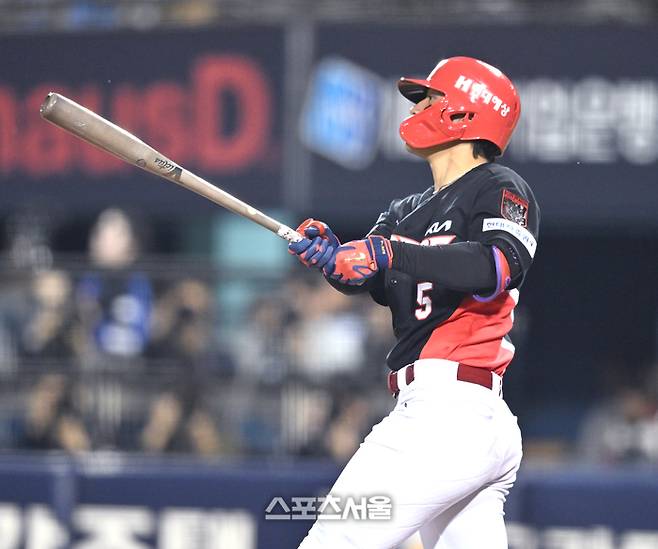 KIA 김도영이 20일 서울 잠실구장에서 열린 LG와의 2026 KBO 포스트시즌 준플레이오프 3차전 2회초 1사만루 좌중월 홈런을 날리고 있다. 잠실 | 최승섭기자 thunder@sportsseoul.com