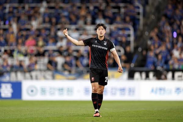 지난 17일백동규가 울산 HD와의 K리그1 32라운드 원정 경기에 선발로 나서 K리그 통산 300경기 출전을 달성했다. ('수비 중심 잡는 베테랑' 부천FC1995 백동규, K리그 통산 300경기 금자탑). /사진=부천FC