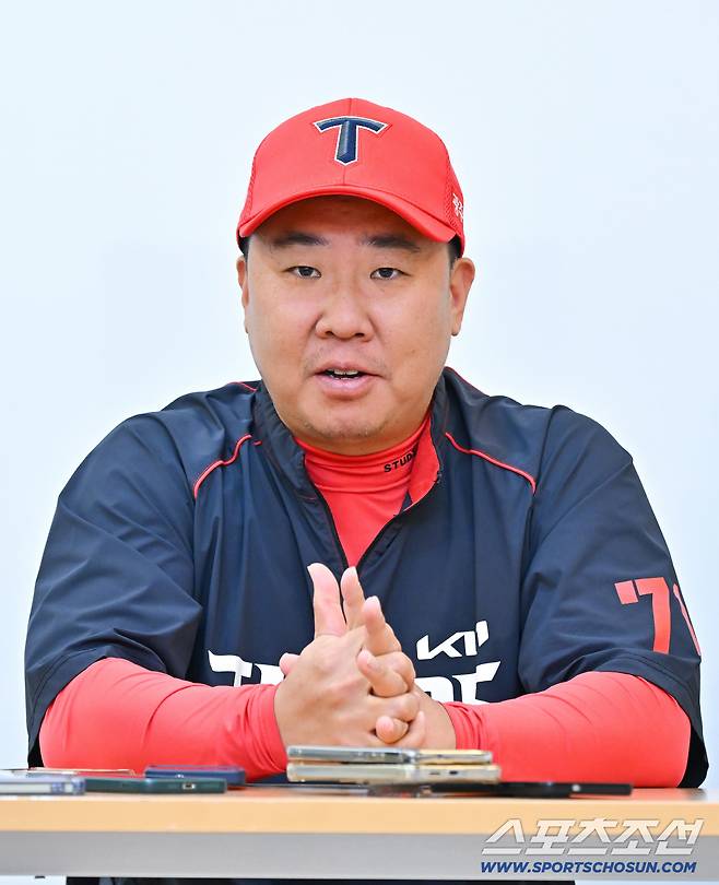 20일 잠실야구장에서 열린 KIA와 LG의 준플레이오프 3차전. KIA 이범호 감독이 경기 전 인터뷰를 하고 있다. 잠실=허상욱 기자wook@sportschosun.com/2026.10.20/