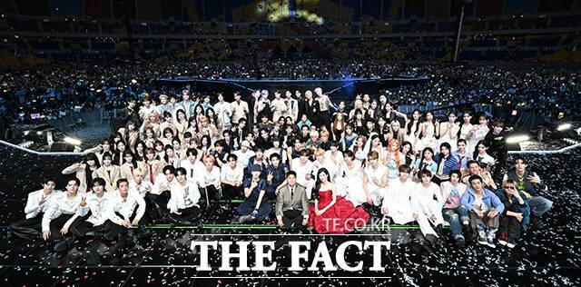 머치 앨범은 음악과 콘셉트, 아티스트의 캐릭터를 실제 상품에 반영하면서 음악을 감상하는 행위를 일상 속 소비와 연결한다. 이를 통해 아티스트와 팬들의 거리를 좁힌다. 사진은 지난 9월 열린 '2026 더팩트 뮤직 어워즈' 출연 가수들의 단체 사진. /박헌우 기자