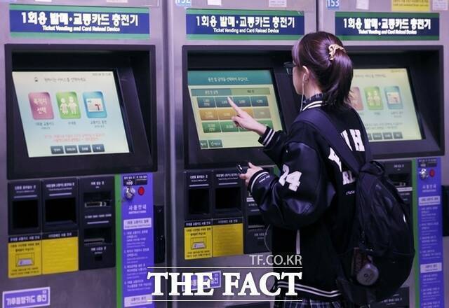 국토교통부에 따르면 모두의카드 이용자는 오는 26일까지 실제 사용하는 카드번호와 등록된 카드번호가 일치하는지 확인해야 한다. 번호가 다르면 27일부터 교통비 환급에 차질이 생길 수 있다. /뉴시스