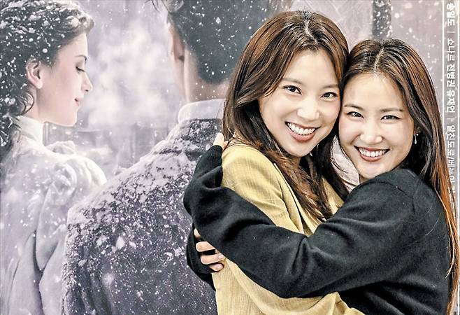 세종문화회관오페라 ‘라 보엠’의 여주인공 미미 역으로 나란히 출연하는 소프라노 황수미(왼쪽)와 박혜상.