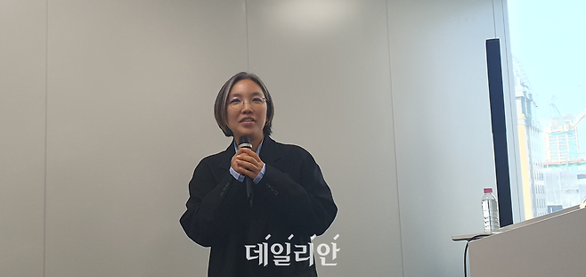 남현정 삼성전자 MX사업부 웨어러블 상품기획그룹 프로가 20일 서울 태평로빌딩에서 열린 미디어브리핑에서 갤럭시 버즈 시리즈 최초의 클립형 무선 이어폰 '갤럭시 버즈 온(Galaxy Buds On)'의 개발 스토리를 소개하고 있다.ⓒ데일리안 조인영 기자