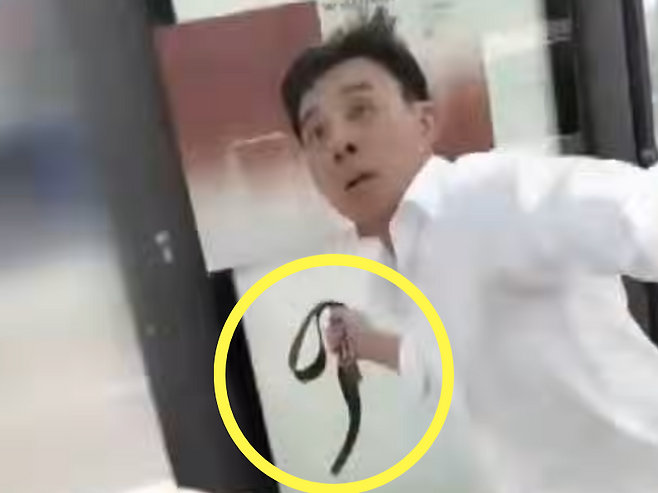 박평순 오가닉포에버 대표가 지난 12일 서울 용산구 한 수입차 매장에서 허리띠를 풀어 손에 든 채 직원에게 달려드는 모습. /사진=JTBC '사건반장' 캡처