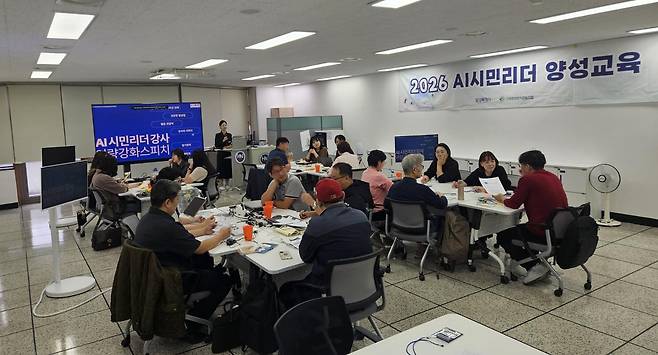 19일 오후 경기 화성시 만세구 남양리 AI혁신센터 실습 교육장에서 시민 수강생들이 AI 이론수업에 들으며 서로의 과제 물에 대해 얘기를 나누고 있다. 이종구 기자