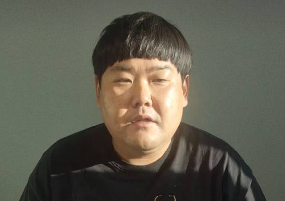 개그맨 김수영이 게장 라이브 판매 방송 도중 원산지를 묻는 시청자의 채팅을 차단했다는 논란에 대해 직접 해명했다. [사진=김수영 SNS]