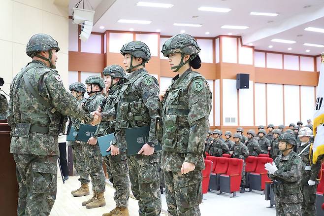 육군 73사단은 지난 1월 전군 최초로 상비예비군으로 구성된 완전예비군대대 창설식을 열고 시범운영을 시작했다. 19일 밝혔다. 상비예비군은 인구감소에 따른 병력 자원 감소로 예비역 가운데 희망자를 선발해 평시에 소집 및 훈련을 실시하고, 전시에 각자 직책에 맞는 임무를 바로 수행할 수 있도록 준비하는 제도다. 이들은 생업과 군복무를 병행하지만, 독립 전투부대로서 전시 및 평시에 지역 방위와 중요시설 방호, 후방 안정화 작전 등을 맡는다. 연합뉴스