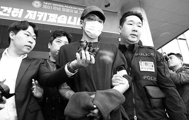 장모 살인 및 아내 납치사건 피의자 김성우가 20일 서울 송파경찰서에서 공소청으로 송치되고 있다. 김성우는 지난 11일 오전 송파구 처가를 찾아가 50대 장모를 흉기로 찌르고, 아내를 차량에 태워 납치한 혐의를 받는다. 연합뉴스