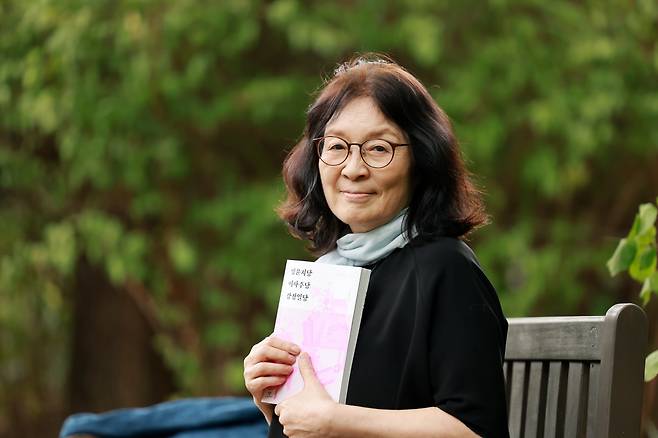 이숙인 서울대 규장각한국학연구원 책임연구원이 지난 5일 경향신문과 인터뷰하기 전 포즈를 취하고 있다. 이 연구원은 여성의 입장에서 유교 경전을 읽으며 새로운 관점을 만들어나갔다고 한다.  정지윤 선임기자 color@kyunghyang.com