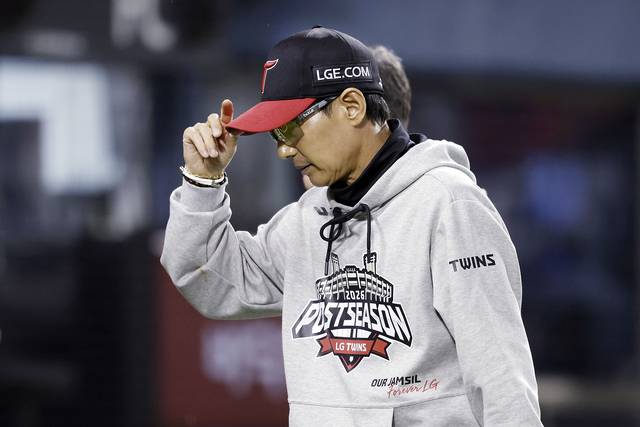 20일 잠실구장에서 열린 2026 KBO 포스트시즌 준플레이오프 LG 트윈스와 KIA 타이거즈의 3차전 경기에서 1-13으로 패한 LG 염경엽 감독이 인터뷰를 마친 뒤 이동하고 있다. 뉴시스