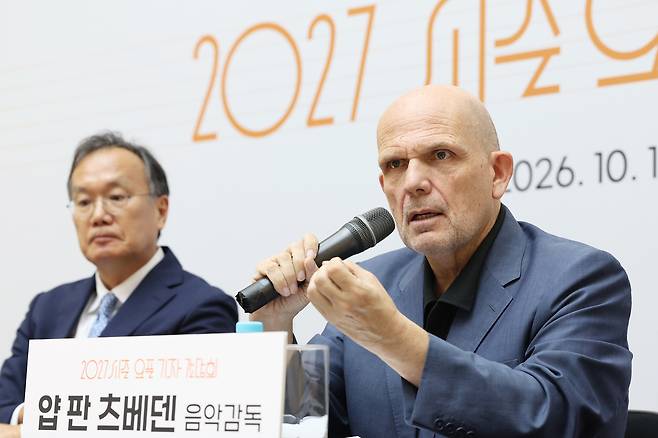 얍 판 츠베덴 음악감독이 19일 서울 종로구 세종문화회관에서 열린 서울시립교향악단 2027 시즌 오픈 기자간담회에서 질문에 답하고 있다. [연합]