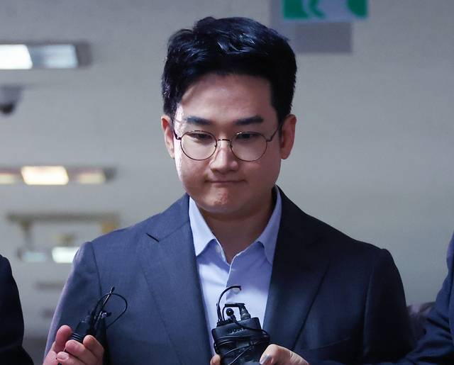 지난 6·3 지방선거에서 피습 자작극 의혹을 받는 정이한 전 개혁신당 부산시장 후보가 7월 8일 부산지방법원에 구속 전 피의자 심문(영장실질심사)에 출석하기위해 법정에 들어서고 있다. [연합뉴스]