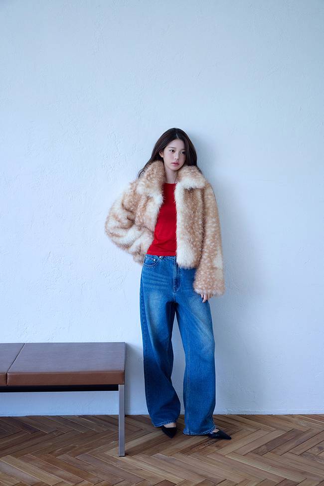 Jang Won-youngs winter clothing pictorial has been released.In the pictorial released on October 20, Jang Won-young is seen wearing a heavy outer garment featuring voluminous fur and a cozy texture, marking the start of the winter season.A clear and cool charm, taking a step further from her existing lovely image, was also revealed.Meanwhile, IVE, the group Jang Won-young belongs to, will release their mini-album Looks Can Kill on the 26th.