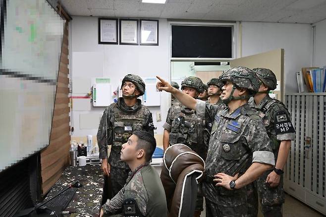 [서울=뉴시스] 황준선 기자 = 진영승 합동참모의장이 18일 7사단 전방 GP·GOP 부대를 방문해 경계작전태세를 확인하고 있다. (사진=합참 제공) 2026.08.18. photo@newsis.com *재판매 및 DB 금지
