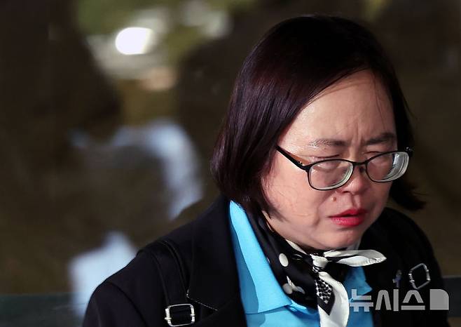 [서울=뉴시스] 박주성 기자 =  2024년 6월 리튬 1차전지 제조 공장에서 발생한 폭발·화재 사고로 23명의 사망자를 낸 '아리셀 참사'의 책임자로 지목된 박순관 아리셀 대표이사가 2심에서 감형된 징역 4년을 확정받은 20일 서울 대법원에서 유가족이 법정을 나서며 눈물을 흘리고 있다. 2026.10.20.park7691@newsis.com